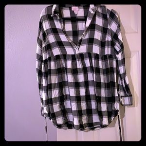 Dressy maternity shirt with middle tie